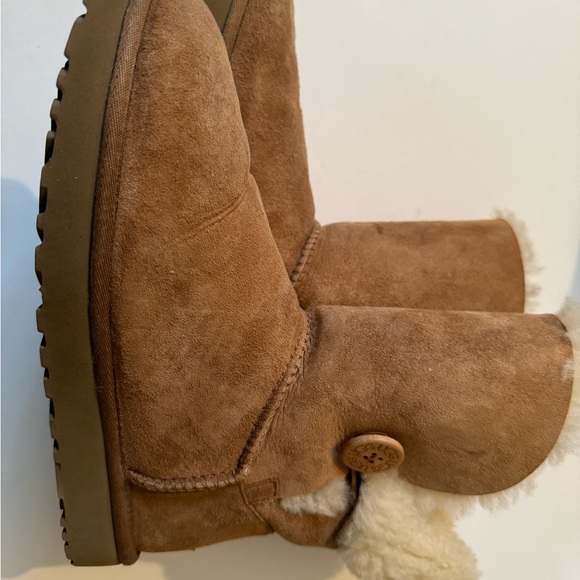 UGG Bailey Button Boots in tan, size 9, good condition - Picture 6 of 7